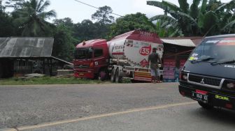 Kaget Diadang ODGJ di Tengah Jalan, Truk Tangki BBM Pertamina Tabrak Warung