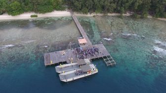 WNI ABK World Dream tiba di Pulau Sebaru Kecil untuk menjalani observasi di Kepulauan Seribu, Jakarta, Jumat (28/2).   [ANTARA FOTO/Akbar Nugroho Guma]