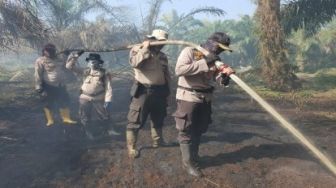 Polisi Masih Berjibaku Padamkan Api di Rupat