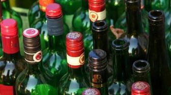 Warkop di Beltim Kedapatan Simpan Arak 20 Liter