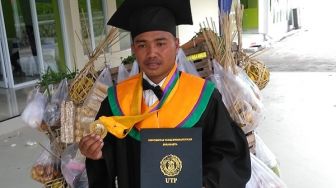 Bangga Bisa Lulus Kuliah, Tukang Sayur Ini Bawa Dagangannya Saat Wisuda