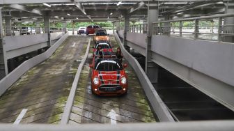 Mobil Mini Cooper milik komunitas Indo MINI Club yang berbaris di kawasan Gelora Bung Karno, Senayan, Jakarta, Sabtu (29/02). [Suara.com/Alfian Winanto]