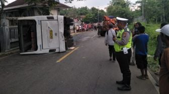 Hindari Motor yang Kecelakaan, Bus Damri Terbalik, Satu Penumpang Meninggal