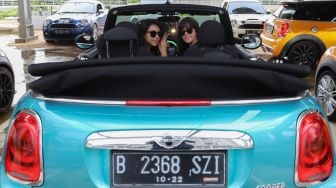 Anggota Indo MINI Club dengan kendaraan Mini Cooper miliknya di kawasan Gelora Bung Karno, Senayan, Jakarta, Sabtu (29/02). [Suara.com/Alfian Winanto]
