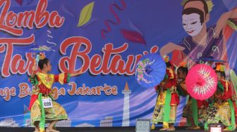 Aksi penari saat tampil di lomba tari betawi yang diadakan oleh Pemprov DKI Jakarta di Thamrin 10, Jakarta Pusat, Sabtu (29/02). [Suara.com/Alfian Winanto]
