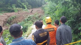 Longsor Terjang Tasikmalaya, 1 Orang Hilang Tertimbun di Desa Santamekar