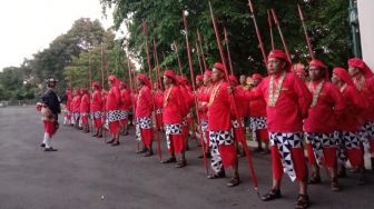 Diguyur Hujan, Pasukan Bregada Tetap Jalankan Upacara