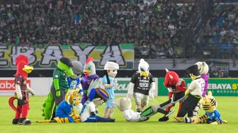 Sejumlah maskot dari kesebelasan peserta Liga 1 Indonesia mengikuti pembukaan kompetisi Sepak Bola Liga-1 Indonesia di Gelora Bung Tomo (GBT), Surabaya, Jawa Timur, Sabtu (29/2). [ANTARA FOTO/M Risyal Hidayat]