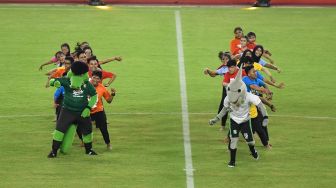 Dua maskot kesebelasan Persebaya Surabaya berjoget saat pembukaan kompetisi Sepak Bola Liga-1 Indonesia 2020 di Gelora Bung Tomo (GBT), Surabaya, Jawa Timur, Sabtu (29/2). [ANTARA FOTO/M Risyal Hidayat]