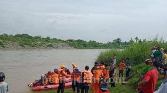 Perahu Terbalik di Sungai Brantas, Anggota TNI dan Pacarnya Belum Ditemukan