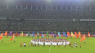 Suasana pembukaan kompetisi Sepak Bola Liga-1 Indonesia 2020 di Gelora Bung Tomo (GBT), Surabaya, Jawa Timur, Sabtu (29/2). [ANTARA FOTO/M Risyal Hidayat]