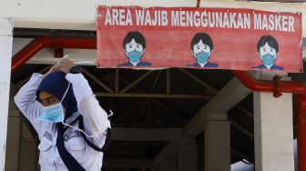 Petugas keamanan mengenakan masker saat berada di area Rumah Sakit Penyakit Infeksi (RSPI) Prof. Dr. Sulianti Saroso, Sunter, Jakarta Utara, Senin (2/3). [Suara.com/Angga Budhiyanto]