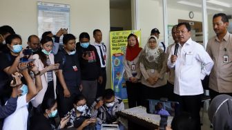 Menteri Kesehatan Republik Indonesia Terawan Agus Putranto (tengah) menjawab pertanyaan dari wartawan terkait dua WNI yang positif terkena virus Corona di Rumah Sakit Penyakit Infeksi (RSPI) Prof. Dr. Sulianti Saroso, Sunter, Jakarta Utara, Senin (2/3). [Suara.com/Angga Budhiyanto] 