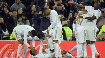 Para pemain Real Madrid memberi selamat kepada penyerang Mariano Diaz untuk golnya selama pertandingan sepak bola Liga Spanyol antara Real Madrid melawan Barcelona di Stadion Santiago Bernabeu, Madrid, Spanyol, Senin (2/3) dini hari WIB. [OSCAR DEL POZO / AFP]