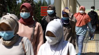 Para pengunjung mengenakan masker saat berada di area Rumah Sakit Penyakit Infeksi (RSPI) Prof. Dr. Sulianti Saroso, Sunter, Jakarta Utara, Senin (2/3). [Suara.com/Angga Budhiyanto