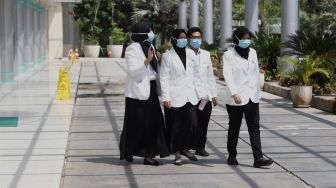 Sejumlah dokter mengenakan masker saat berada di area Rumah Sakit Penyakit Infeksi (RSPI) Prof. Dr. Sulianti Saroso, Sunter, Jakarta Utara, Senin (2/3). [Suara.com/Angga Budhiyanto]