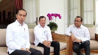 Presiden Joko Widodo besama Menteri Kesehatan Terawan Agus Putranto dan Menteri Sekretaris Negara Pratikno saat memberikan keterangan pers terkait virus corona di Kompleks Istana Kepresidenan, Jakarta, Senin (2/3).[Suara.com/ Ummi Hadyah Saleh]
