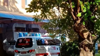 Satgas Evakuasi Pasien Omicron Di Apartemen Green Bay Condo Ke RSPI Sulianti Saroso