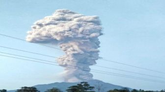 Warga Selo Boyolali Saksikan Kilat Saat Gunung Merapi Erupsi