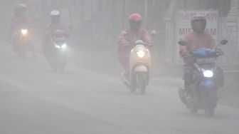 Sejumlah pengendara motor melintas saat terjadi hujan abu di Mojosongo, Boyolali, Jawa Tengah, Selasa (3/3).  [ANTARA FOTO/Aloysius Jarot Nugroho]