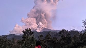 Gunung Merapi Semburkan Material Diduga Lava Pijar