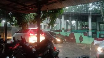 Sleman Hujan Deras, Polsek Ngaglik Tergenang Hingga Gerus Jembatan Jombor