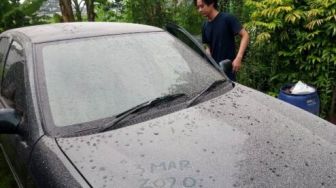 Solo Hujan Abu Erupsi Merapi, BPBD Bagi-Bagi Masker di Slamet Riyadi