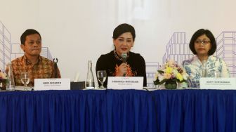 Direktur Utama PT Danareksa Sekuritas (DS) Friderica Widyasari (tengah) bersama Direktur Boumediene Sihombing (dari kiri), Direktur Budi Susanto, Direktur Santi Suryandari dan Senior Executive Vice President Retail Mohammad Adib berfoto memberikan keterangan pers di Jakarta, Senin (2/3).  [Suara.com/Oke Atmaja]