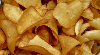 Tawarkan Camilan Keripik, Penjual Ini Bikin Calon Pembeli Ciut Nyali