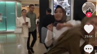Ciee, Raphael Maitimo Kepergok Jalan Bareng Agnez Mo Lagi