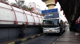 Penumpang di Blok M Tak Risau Virus Corona: Hidup dan Mati Sudah Diatur