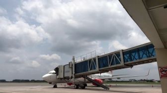 Erupsi Merapi, Bandara Adi Soemarmo Ditutup