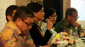 Direktur Utama PT Danareksa Sekuritas (DS) Friderica Widyasari (tengah) bersama Direktur Boumediene Sihombing (dari kiri), Direktur Budi Susanto, Direktur Santi Suryandari dan Senior Executive Vice President Retail Mohammad Adib berfoto memberikan keterangan pers di Jakarta, Senin (2/3).  [Suara.com/Oke Atmaja]