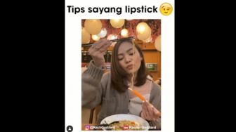 Lipstik Wajib Cetar Terus, Aksi Nyeleneh Youtuber Makan Mi Pakai Sedotan