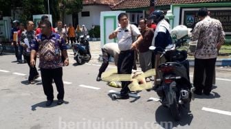 Terobos Lampu Merah, Ambulans Tabrak Pengendara Motor hingga Terkapar