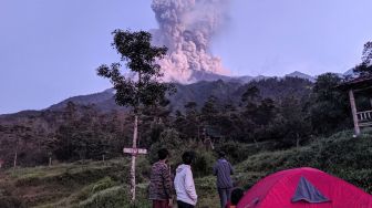 Warga melihat letusan Gunung Merapi terlihat dari Bulit Klangon, Cangkringan, Sleman, DI Yogyakarta, Selasa (3/3). [ANTARA FOTO/Rizky Tulus]