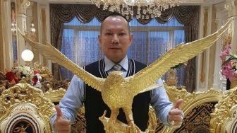 Mantap, Pengusaha Tajir Ini Tinggal Serumah dengan 4 Istri dan 16 Selir!