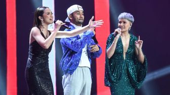 Grand finalis Indonesian Idol Lyodra (kiri) tampil bersama dengan penyanyi Lea Simanjuntak (kanan) dan JFlow pada Result and Reunion Show Indonesian Idol di Studio RCTI, Jakarta, Senin (2/3/2020).