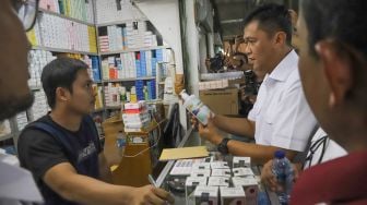 Polisi Sidak Pedagang Masker di Pasar Pramuka