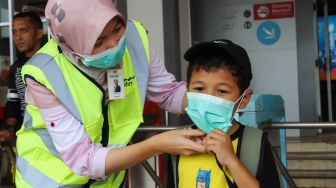 Bagikan Masker Gratis di Stasiun Depok