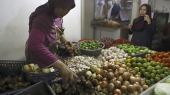 Pedagang melayani pembeli jahe merah di Pasar Rumput, Jakarta Selatan, Rabu (4/3). [Suara.com/Angga Budhiyanto]