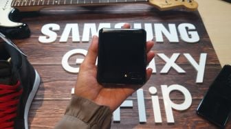 Tentang Noda di Cangkang Samsung Galaxy Z Flip