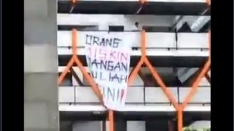 Viral Spanduk "Orang Miskin Jangan Kuliah di Sini", Warganet: Ada Apa Nih?