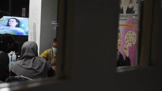 Warga memeriksakan kesehatannya di Pos Pemantauan Virus Corona RSPI Sulianti Saroso, Jakarta Utara, Selasa (3/3). [ANTARA FOTO/Indrianto Eko Suwarso]