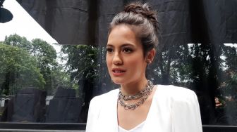 Pevita Pearce Bikin Terpesona saat Pegang Senjata Api: Jadi Deg-degan