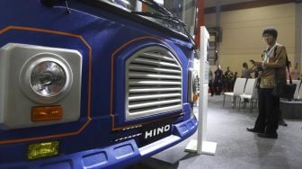 Seorang pengunjung mengamati salah satu bus yang dipamerkan di pameran otomotif GAIKINDO Indonesia International Commercial Vehicle Expo (GIICOMVEC) di Jakarta Convention Center (JCC), Jakarta, Kamis (5/3). [Suara.com/Angga Budhiyanto]