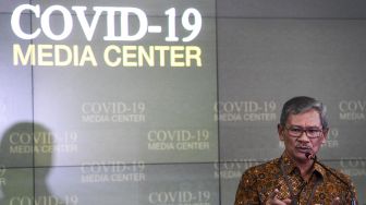 Sekretaris Direktorat Jenderal Pencegahan dan Pengendalian Penyakit Kemenkes Achmad Yurianto yang juga juru bicara pemerintah untuk penanganan virus Corona memberikan keterangan pers di Gedung Bina Graha, Kompleks Istana Kepresidenan, Jakarta, Kamis (5/3).   [ANTARA FOTO/Hafidz Mubarak]