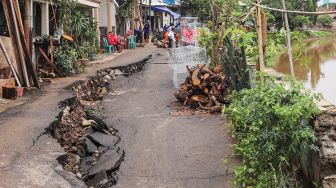 Kondisi Jalan Kesatrian X RT.12/3, Matraman, Jakarta Timur, Kamis (5/3) yang amblas. [Suara.com/Alfian Winanto]