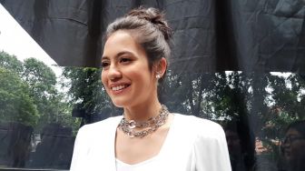 Pevita Pearce Jalan-Jalan Cantik ke Pasar, Warganet: Nitip Ikan Asin Boleh?