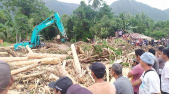 Banjir bandang terjang Sang Tombolang, 1 Balita Tewas, Puluhan Rumah Rusak